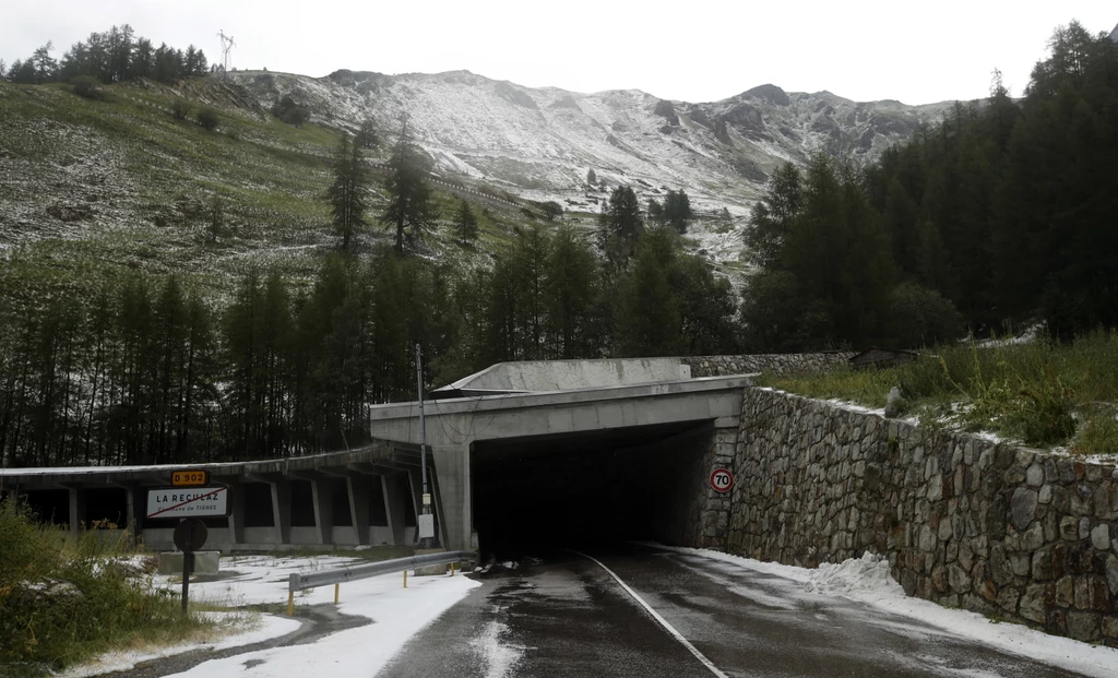 Tunel w okolicach Val d'Isere po przejściu burzy gradowej Tunel w okolicach Val d'Isere po przejściu burzy gradowej