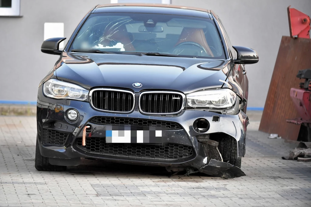 Rozbity samochód BMW X6 M na policyjnym parkingu depozytowym w Niechcicach