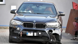 Rozbity samochód BMW X6 M na policyjnym parkingu depozytowym w Niechcicach