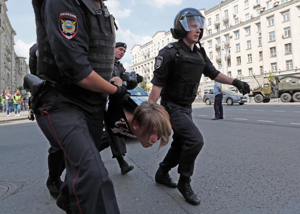 Policja aresztowała ponad 300 osób przed protestem opozycji Policja aresztowała ponad 300 osób przed protestem opozycji