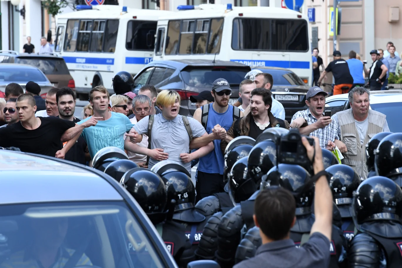 W zeszłym tygodniu moskiewska komisja wyborcza odrzuciła 57 kandydatów do udziału w wyborach, w tym czołowych polityków opozycyjni, przeważnie wskazując na nieprawidłowości w podpisach poparcia dla kandydatów. Opozycja oskarża władze o zmanipulowanie list z podpisami zebranymi przez jej przedstawicieli. W zeszłym tygodniu moskiewska komisja wyborcza odrzuciła 57 kandydatów do udziału w wyborach, w tym czołowych polityków opozycyjni, przeważnie wskazując na nieprawidłowości w podpisach poparcia dla kandydatów. Opozycja oskarża władze o zmanipulowanie list z podpisami zebranymi przez jej przedstawicieli.