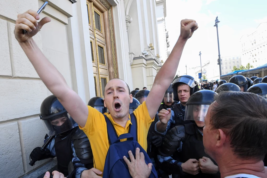 Do działań przeciwko opozycji doszło po wszczęciu w środę przez Komitet Śledczy postępowania karnego w sprawie czerwcowego wiecu opozycji, który według Komitetu mógł utrudnić pracę moskiewskiej komisji wyborczej. W proteście wzięło udział ponad 20 tys. osób. Do działań przeciwko opozycji doszło po wszczęciu w środę przez Komitet Śledczy postępowania karnego w sprawie czerwcowego wiecu opozycji, który według Komitetu mógł utrudnić pracę moskiewskiej komisji wyborczej. W proteście wzięło udział ponad 20 tys. osób.