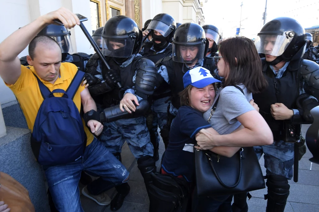 Według działaczy praw człowieka w nocy ze środy na czwartek policja przeprowadziła rewizje w domach czterech opozycjonistów. Jeden z nich, Iwan Żdanow, oświadczył, że późną nocą zabrano go na przesłuchanie. Według działaczy praw człowieka w nocy ze środy na czwartek policja przeprowadziła rewizje w domach czterech opozycjonistów. Jeden z nich, Iwan Żdanow, oświadczył, że późną nocą zabrano go na przesłuchanie.