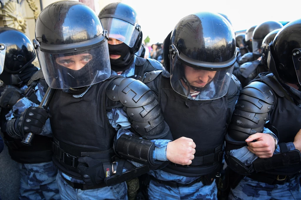 W zatrzymaniach biorą udział duże siły policji. W zatrzymaniach biorą udział duże siły policji.