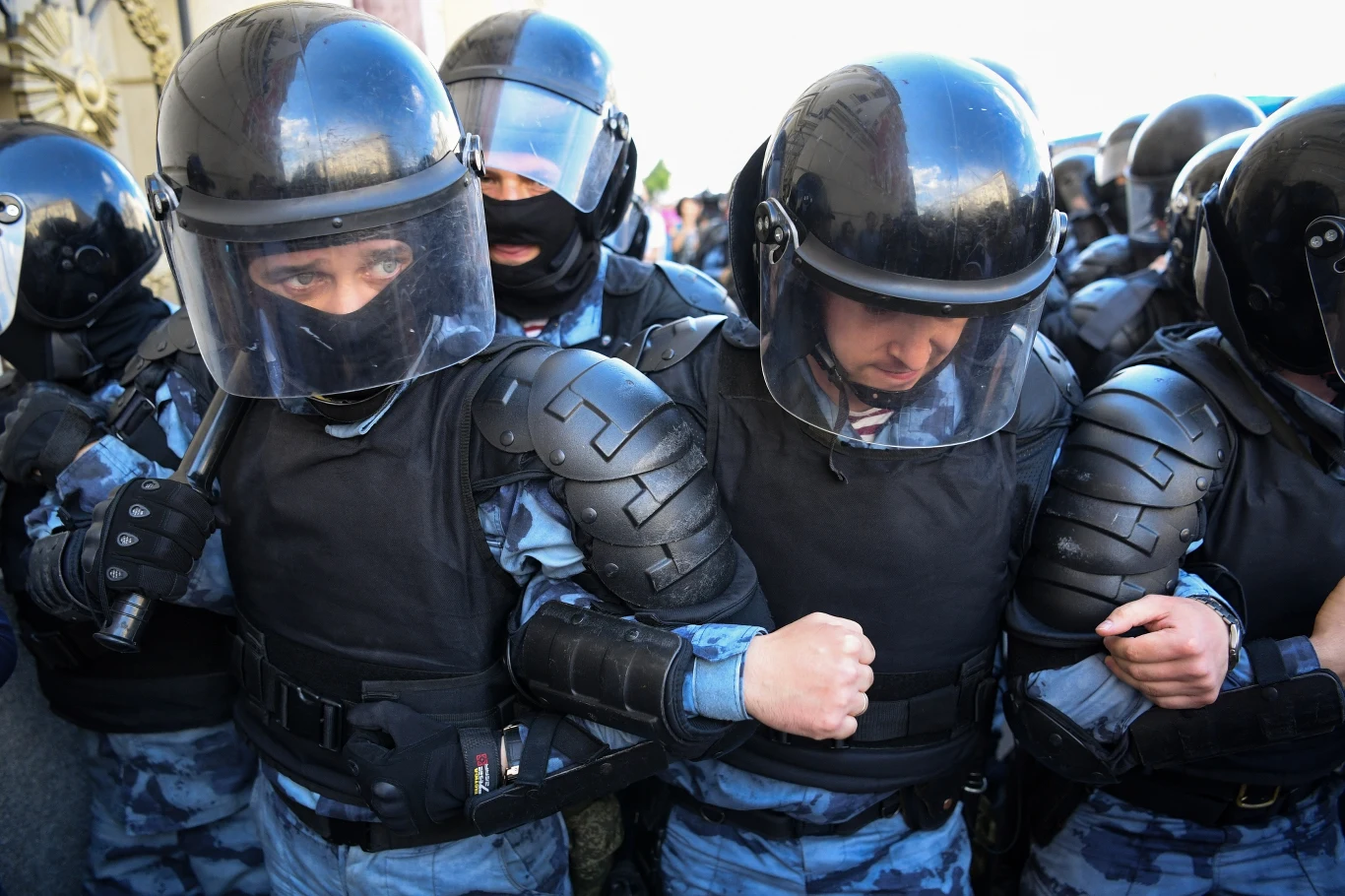 W zatrzymaniach biorą udział duże siły policji. W zatrzymaniach biorą udział duże siły policji.