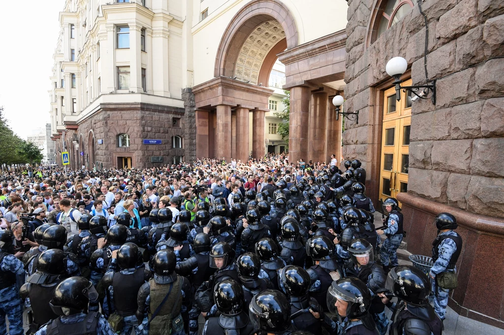 Opozycjoniści uważają wybory do władz Moskwy za istotne, gdyż ich zdaniem dają im one szansę zwiększenia obecności w stolicy, gdzie wspierani przez Kreml kandydaci byli w przeszłości mniej popularni niż w innych częściach kraju. Opozycjoniści uważają wybory do władz Moskwy za istotne, gdyż ich zdaniem dają im one szansę zwiększenia obecności w stolicy, gdzie wspierani przez Kreml kandydaci byli w przeszłości mniej popularni niż w innych częściach kraju.