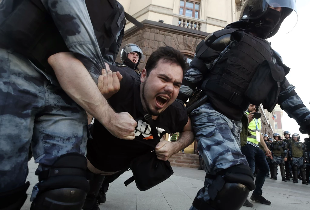 W trakcie protestu kilkakrotnie doszło do przepychanek między funkcjonariuszami i demonstrantami. Kilkanaście osób zostało poszkodowanych w wyniku brutalnych działań policjantów. W trakcie protestu kilkakrotnie doszło do przepychanek między funkcjonariuszami i demonstrantami. Kilkanaście osób zostało poszkodowanych w wyniku brutalnych działań policjantów.