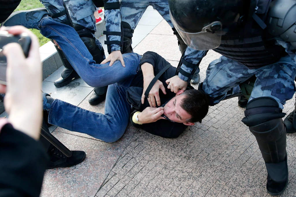 Po wyparciu protestujących sprzed ratusza kilkaset osób zebrało się na pl. Trubnym, gdzie interweniowały policyjne oddziały specjalne OMON Po wyparciu protestujących sprzed ratusza kilkaset osób zebrało się na pl. Trubnym, gdzie interweniowały policyjne oddziały specjalne OMON