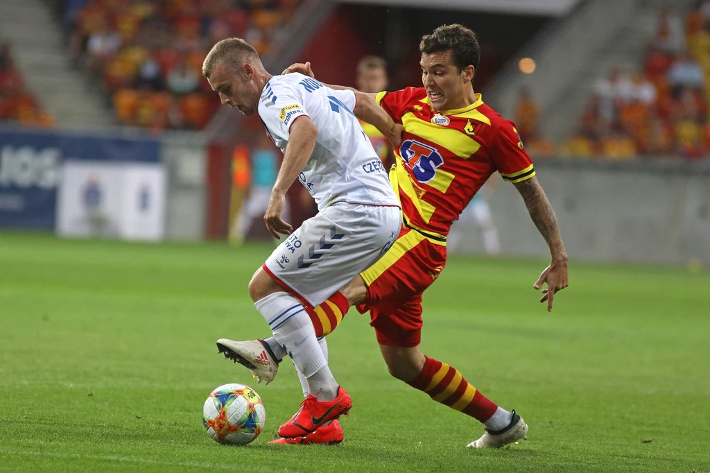 Piłkarz Jagiellonii Białystok Guilherme Sitya (P) i Bryan Nouvier (L) z Rakowa Częstochowa Piłkarz Jagiellonii Białystok Guilherme Sitya (P) i Bryan Nouvier (L) z Rakowa Częstochowa