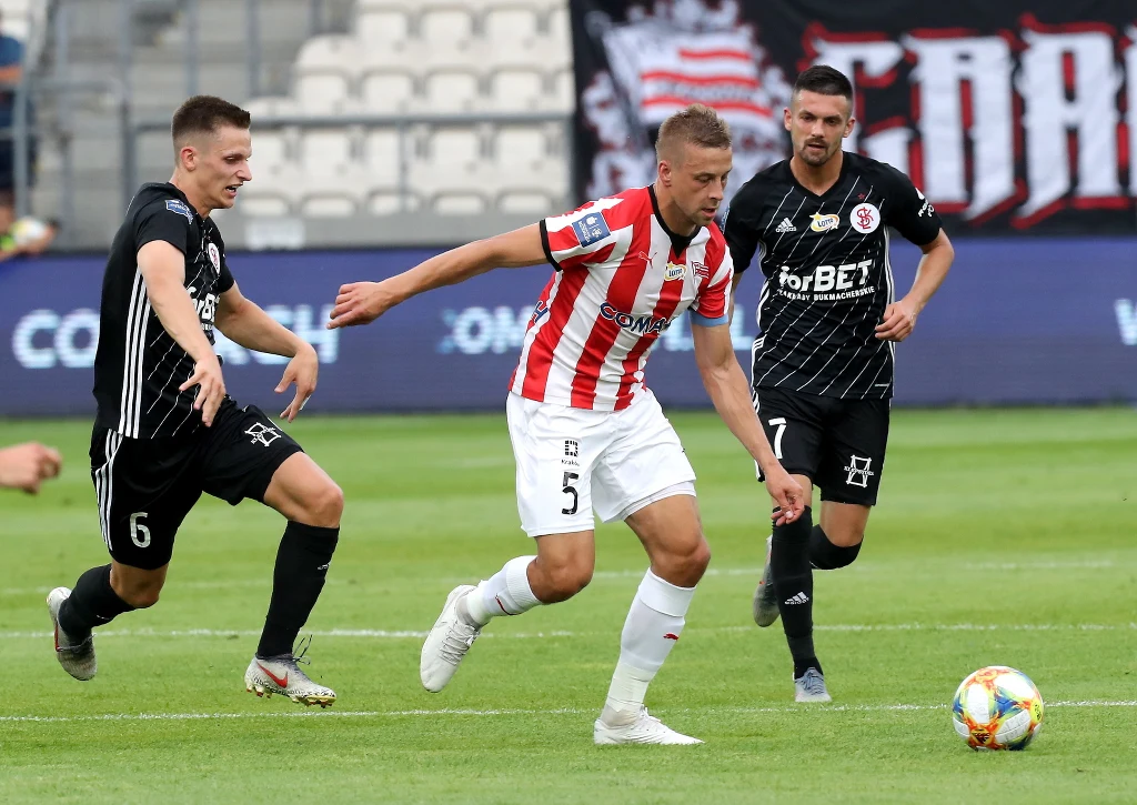 Janusz Gol (przy piłce) Janusz Gol (przy piłce)