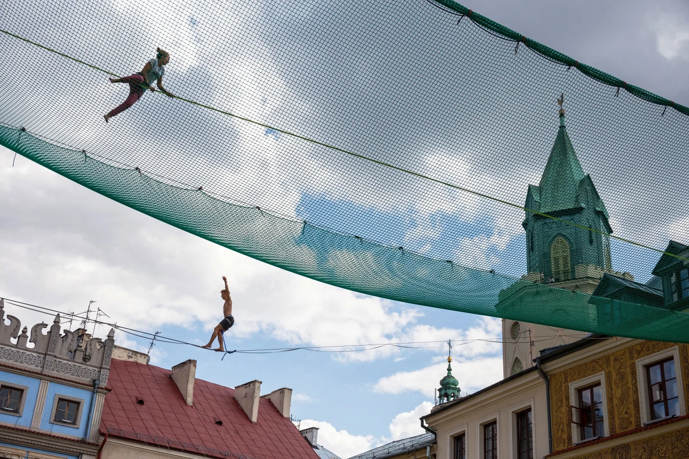 W tym roku główną atrakcją jest występ dwóch połączonych francuskich grup Les Lendemains i Les Philebulistes. To widowisko wypełnione akrobacjami i ewolucjami na wysoko zawieszonych trapezach. Artyści opowiadają historię dyktatora, który pisze przemówienie i wspomina przy tej okazji swoją karierę polityczną.
