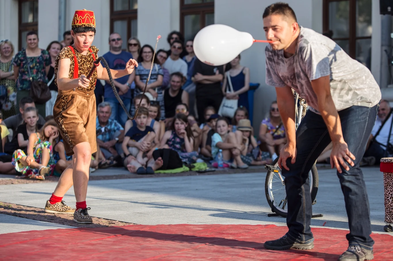 Artyści prezentują swoje umiejętności głównie na ulicach, scenach plenerowych, często w przedstawienia angażowani są widzowie.
