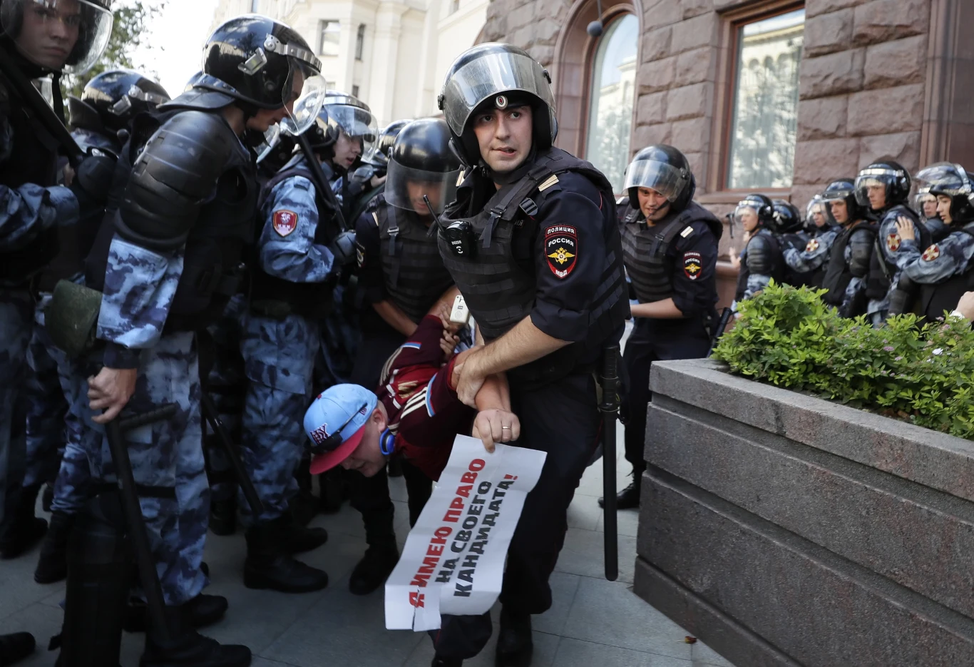 Zatrzymanie jednego z protestujących w Moskwie Zatrzymanie jednego z protestujących w Moskwie