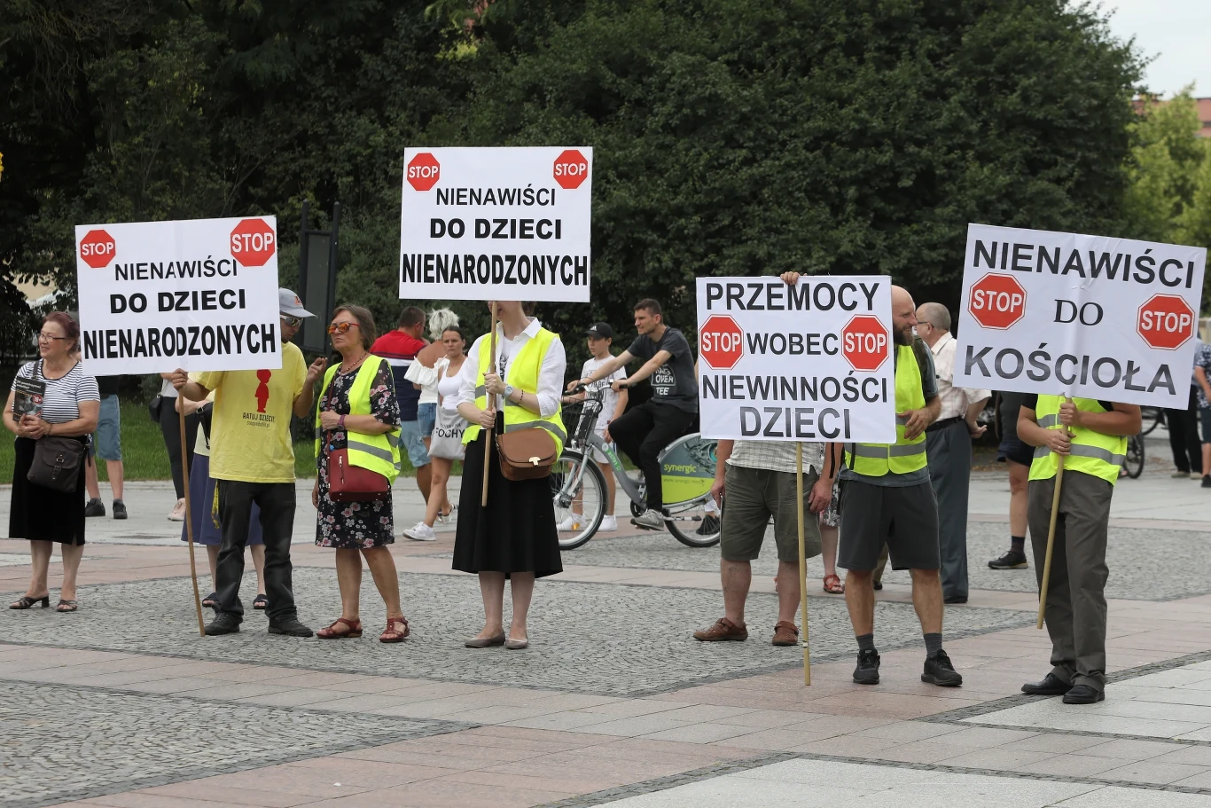 Na placu przed Teatrem Dramatycznym zabrała się też niewielka grupa kontrmanifestantów na zgromadzeniu pod hasłem "W obronie dzieci nienarodzonych".