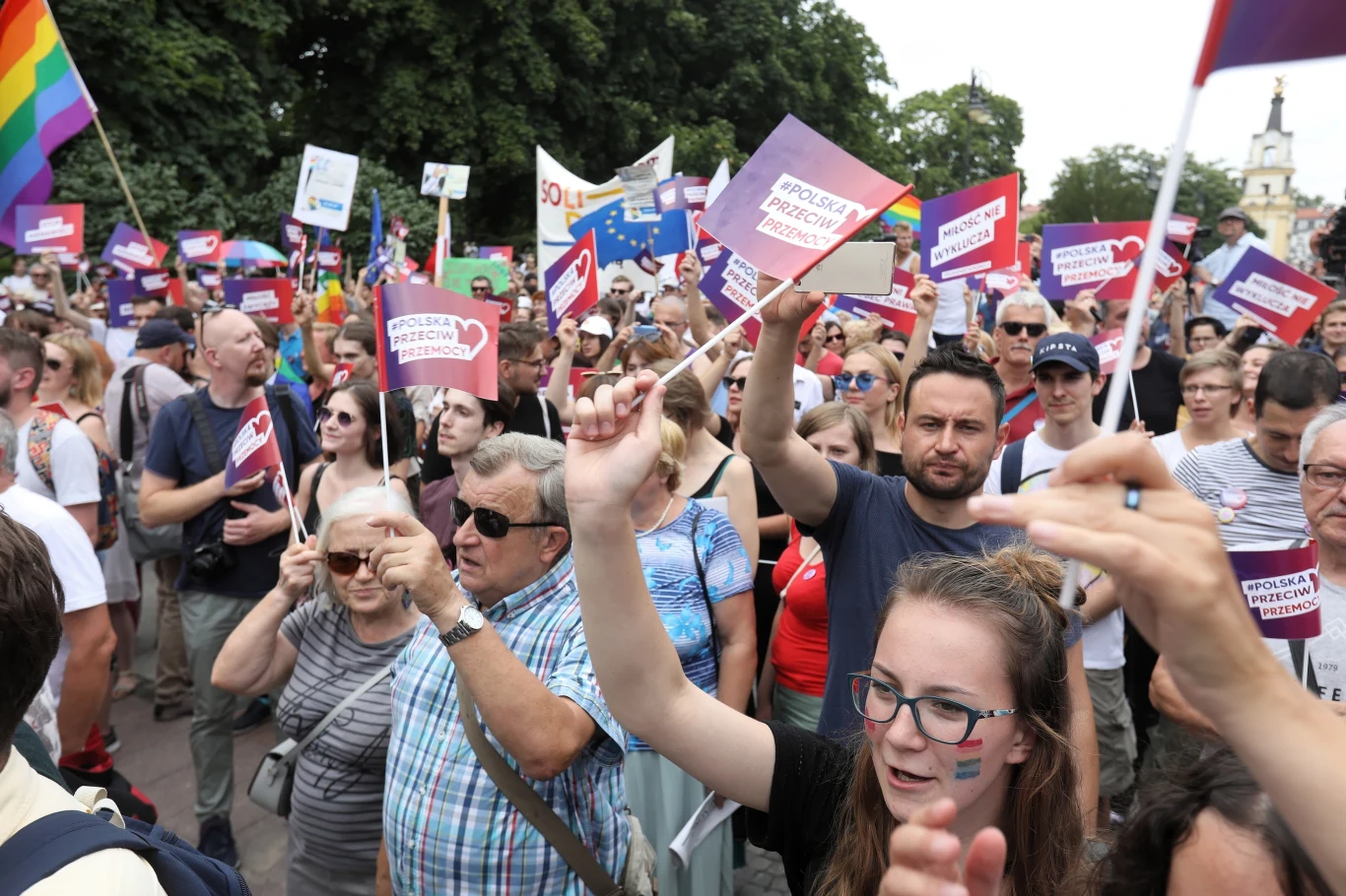 Pierwszy Marsz Równości przeszedł ulicami Białegostoku 20 lipca po południu pod hasłem "Białystok domem dla wszystkich". Przejście uczestników marszu kilkakrotnie próbowali zablokować kontrmanifestanci, w tym przedstawiciele środowisk kibicowskich. W stronę uczestników rzucano kamieniami, petardami, jajkami i butelkami, wykrzykiwano też obraźliwe słowa. Podlaska policja ustaliła do tej pory tożsamość ponad 100 osób podejrzewanych o popełnienie czynów zabronionych podczas marszu, w tym o pobicia jego uczestników. (na zdjęciu uczestnicy manifestacji 28 lipca)