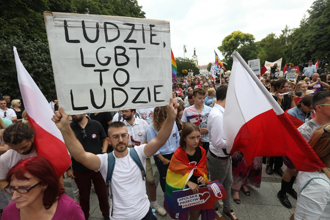 Uczestnicy protestu trzymali tęczowe flagi, flagi Polski i UE, a także chorągiewki z napisem "Polska przeciw przemocy" oraz transparenty z hasłami: m.in. "Solidarność naszą bronią", "Żądamy równości małżeńskiej", "Równi wobec prawa", "2/3 młodzieży LGBT rozważało samobójstwo".