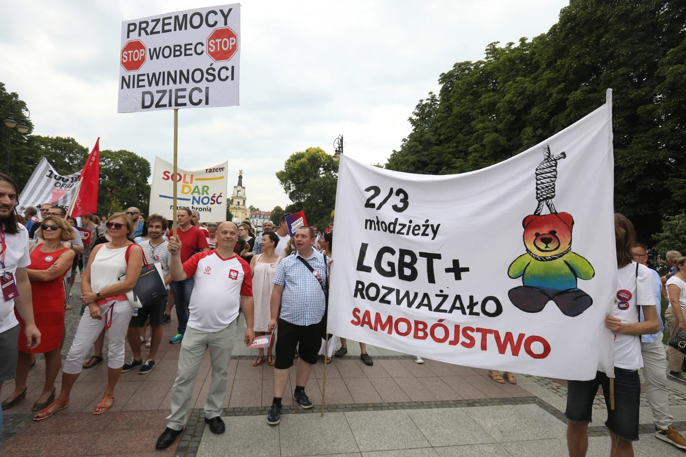 Z kolei wiceprezes PiS i pełnomocnik rządu ds. społeczeństwa obywatelskiego i równego traktowania Adam Lipiński zapytany, czy wyobraża sobie możliwość uczestnictwa przedstawicieli PiS lub rządu Mateusza Morawieckiego w tym proteście, stwierdził, że "robienie polityki" z wydarzeń w Białymstoku "jest nieporozumieniem" i może spowodować, że "wcześniej czy później" dojdzie znowu do niepotrzebnego politycznego starcia. (na zdjęciu uczestnicy białostockiej manifestacji)