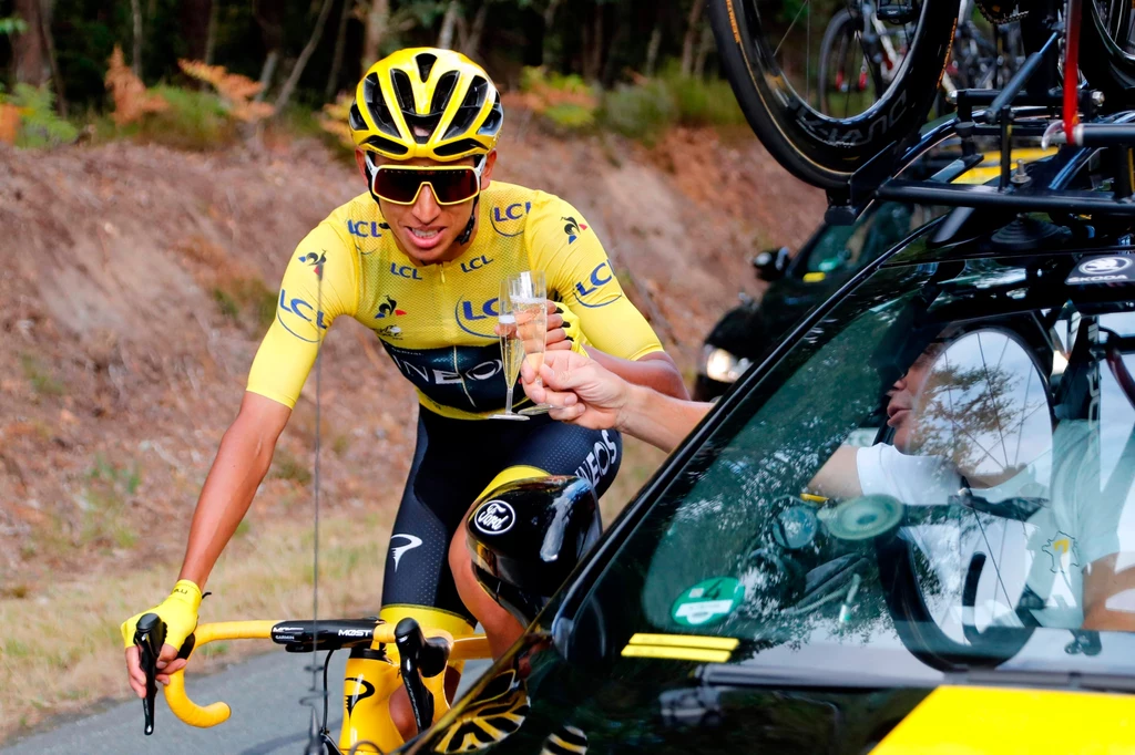 Egan Bernal pije szampana na ostatnim etapie Tour de France Egan Bernal pije szampana na ostatnim etapie Tour de France