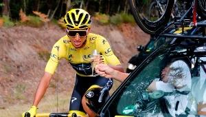 Egan Bernal pije szampana na ostatnim etapie Tour de France