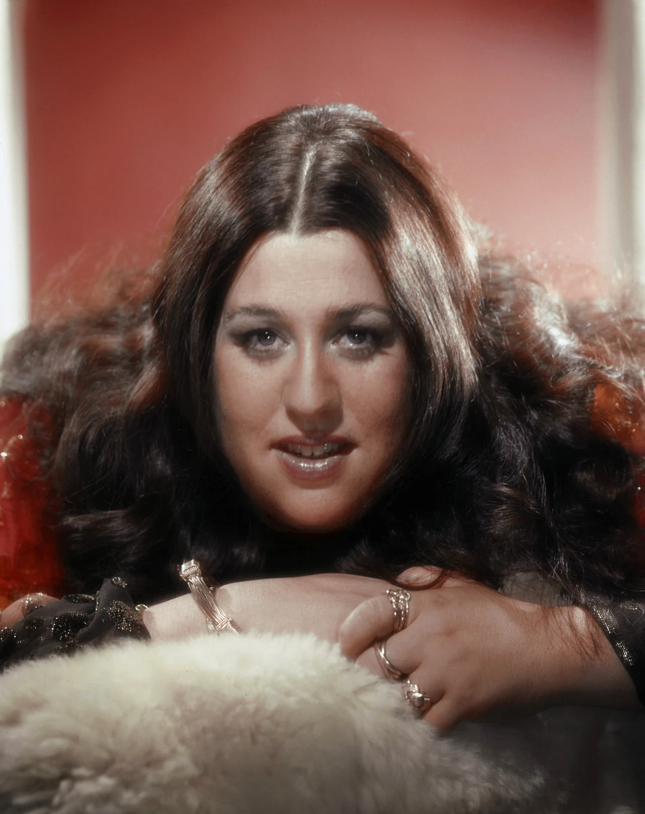 Załamana katastrofalnym występem w hotelu Caesars Palace - widzowie opuszczali salę w trakcie występu - oraz pogłoskami na temat narkotyków, Cass Elliot wpadła w depresję.