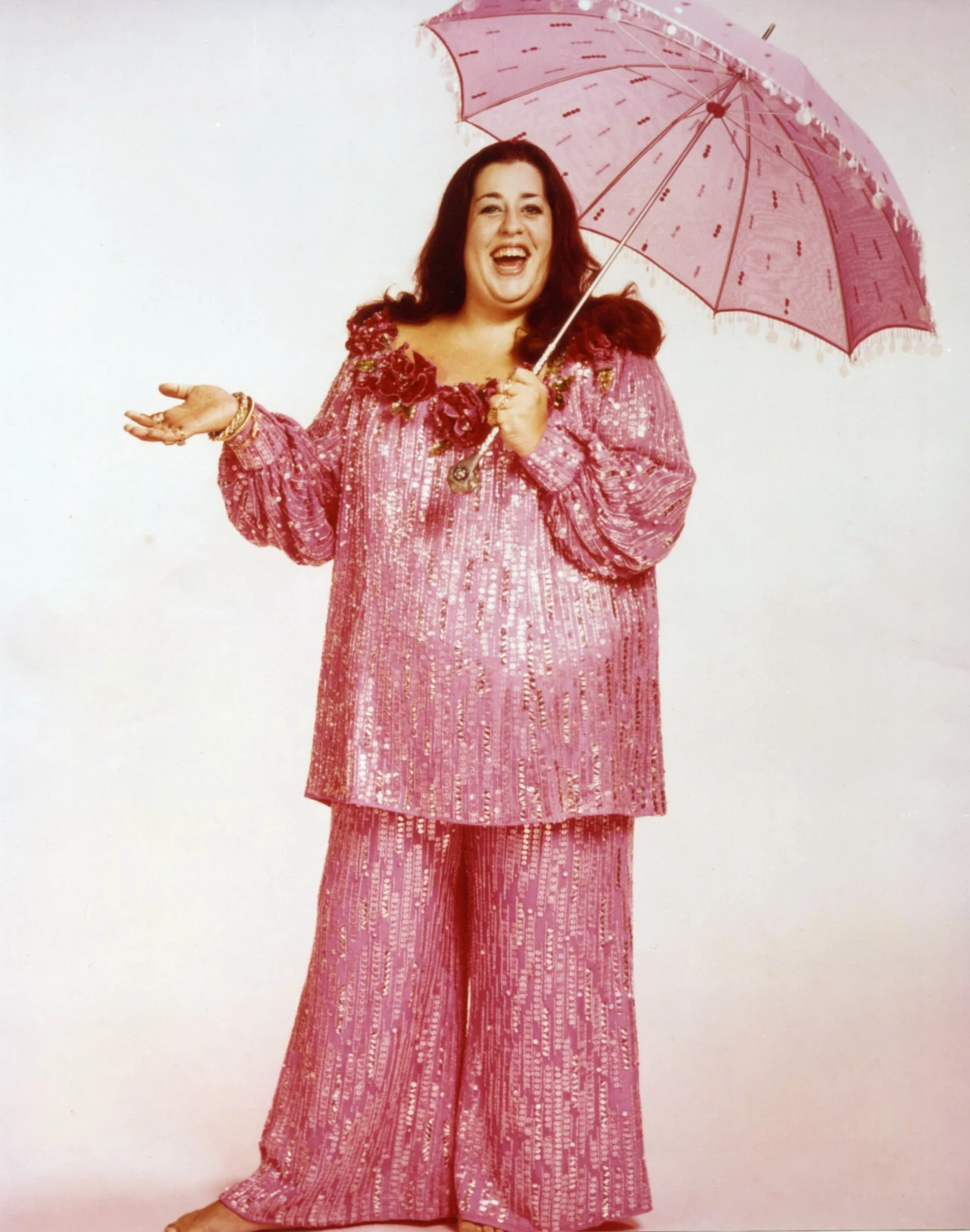 Po rozpadzie The Mamas & The Papas artystka rozpoczęła karierę solową. Niestety, z powodu problemów z nadwagą (artystka ważyła ponad 130 kilogramów) i morderczej diety, Cass Elliot straciła głos przed prestiżowymi koncertami w Las Vegas w 1968 roku. Wtedy to pojawiły się pogłoski, że wokalistka jest uzależniona od heroiny.