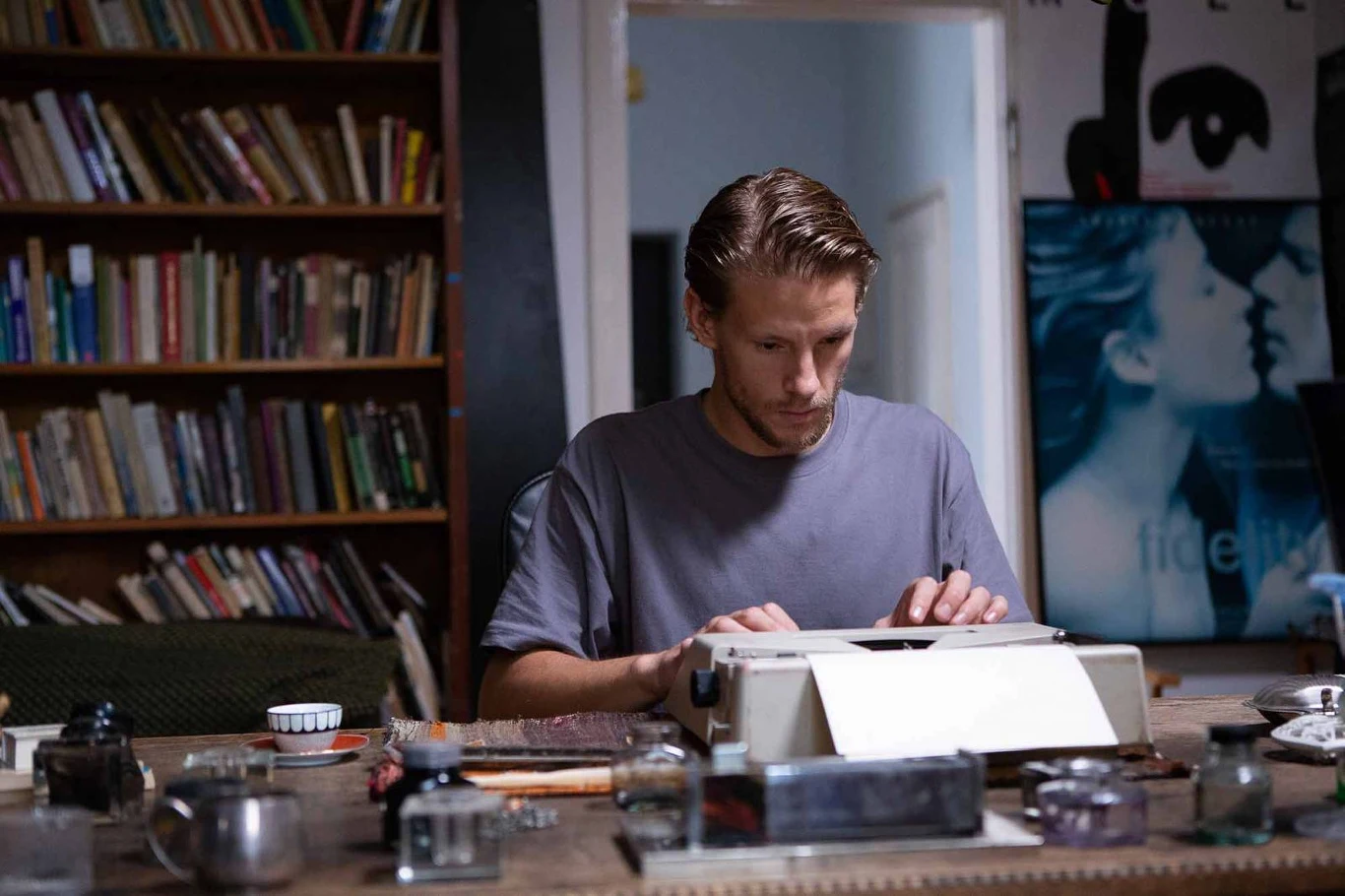 Sebastian Fabijański w scenie z "Mowy ptaków"