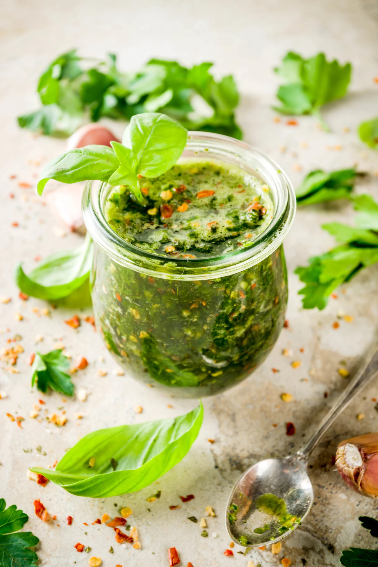 Takie pesto wytrzyma tydzień w lodówce, ale można jest zamrozić – najlepiej w małych porcjach po 100 ml.