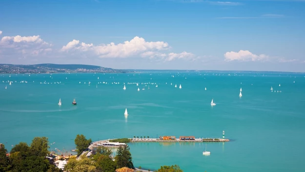 Heviz leży zaledwie 6 km od jeszcze jednej wodnej atrakcji tej części Węgier. Balaton to nie tylko największe jezioro kraju, ale i Europy Środkowej. 