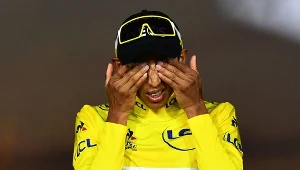 Egan Bernal wzruszony na podium Tour de France