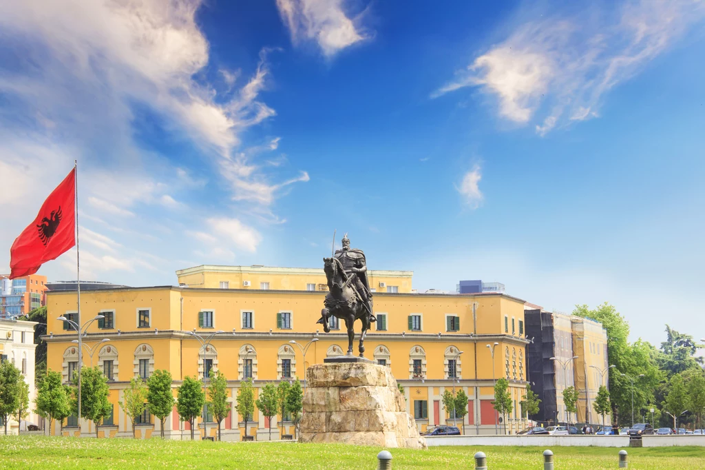 Skanderbeg Square, czyli plac centralny w Tiranie turyści mogą odwiedzać przez całą dobę. Jest to potężna przestrzeń, na której znajdują się najważniejsze atrakcje miasta, między innymi: Wieża Zegarowa, Narodowe Muzeum Historyczne oraz pomnik Skandenberga. Skanderbeg Square, czyli plac centralny w Tiranie turyści mogą odwiedzać przez całą dobę. Jest to potężna przestrzeń, na której znajdują się najważniejsze atrakcje miasta, między innymi: Wieża Zegarowa, Narodowe Muzeum Historyczne oraz pomnik Skandenberga.