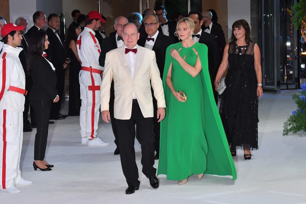 Podobny krój upodobały sobie księżna Kate, księżna Meghan oraz aktorki, Gwyneth Paltrow oraz Jane Fonda Podobny krój upodobały sobie księżna Kate, księżna Meghan oraz aktorki, Gwyneth Paltrow oraz Jane Fonda