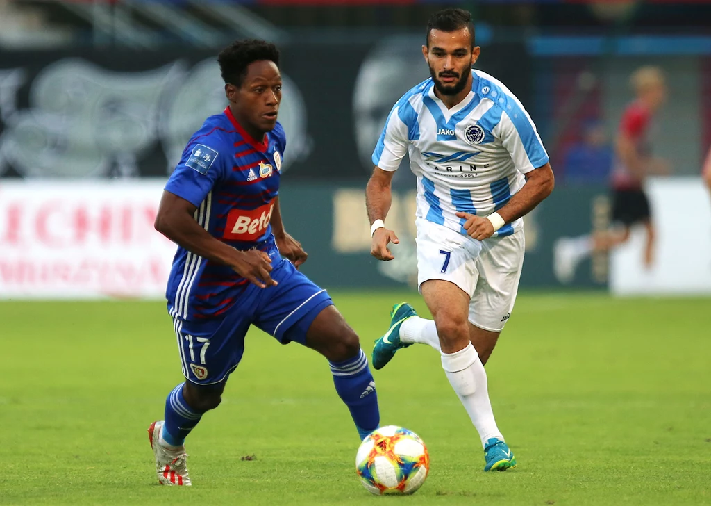 Joel Valencia (z lewej) może wkrótce opuścić Ekstraklasę. Obok Felipe Brisola z Riga FC Joel Valencia (z lewej) może wkrótce opuścić Ekstraklasę. Obok Felipe Brisola z Riga FC