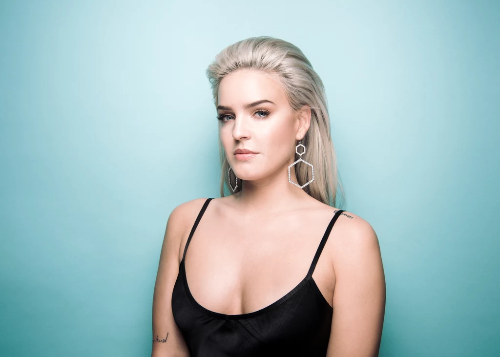 Anne-Marie dała koncert w hotelowym pokoju Anne-Marie dała koncert w hotelowym pokoju