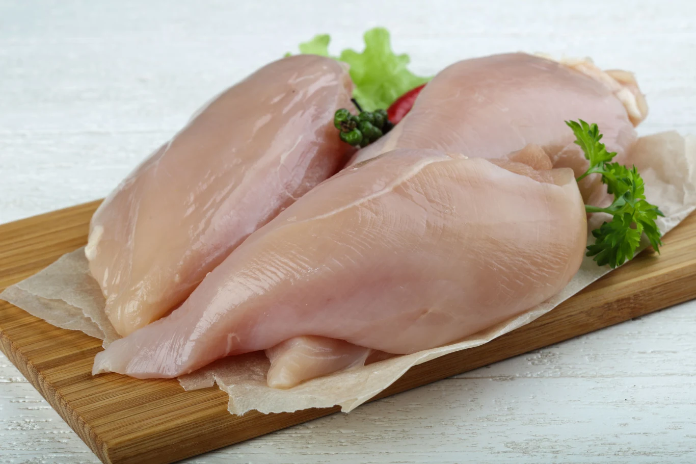 Nigdy nie zamrażaj ponownie raz już rozmrożonych produktów. W ten sposób bardzo łatwo o zatrucie pokarmowe. Zarówno warzywa, jak i mięsa zawierają mikroorganizmy, które podczas zamrożenia zostają "uśpione", a po rozmrożeniu "budzą się" i stają się wyjątkowo aktywne. Taką żywność trzeba zjeść w bardzo krótkim czasie. Proces rozmrażania powinien być powolny i jednostajny. Mrożonkę najlepiej umieścić w lodówce, mięsa nie rozmrażaj nigdy w ciepłej wodzie ani nie zostawiaj go na blacie kuchennym. Nigdy nie zamrażaj ponownie raz już rozmrożonych produktów. W ten sposób bardzo łatwo o zatrucie pokarmowe. Zarówno warzywa, jak i mięsa zawierają mikroorganizmy, które podczas zamrożenia zostają "uśpione", a po rozmrożeniu "budzą się" i stają się wyjątkowo aktywne. Taką żywność trzeba zjeść w bardzo krótkim czasie. Proces rozmrażania powinien być powolny i jednostajny. Mrożonkę najlepiej umieścić w lodówce, mięsa nie rozmrażaj nigdy w ciepłej wodzie ani nie zostawiaj go na blacie kuchennym.