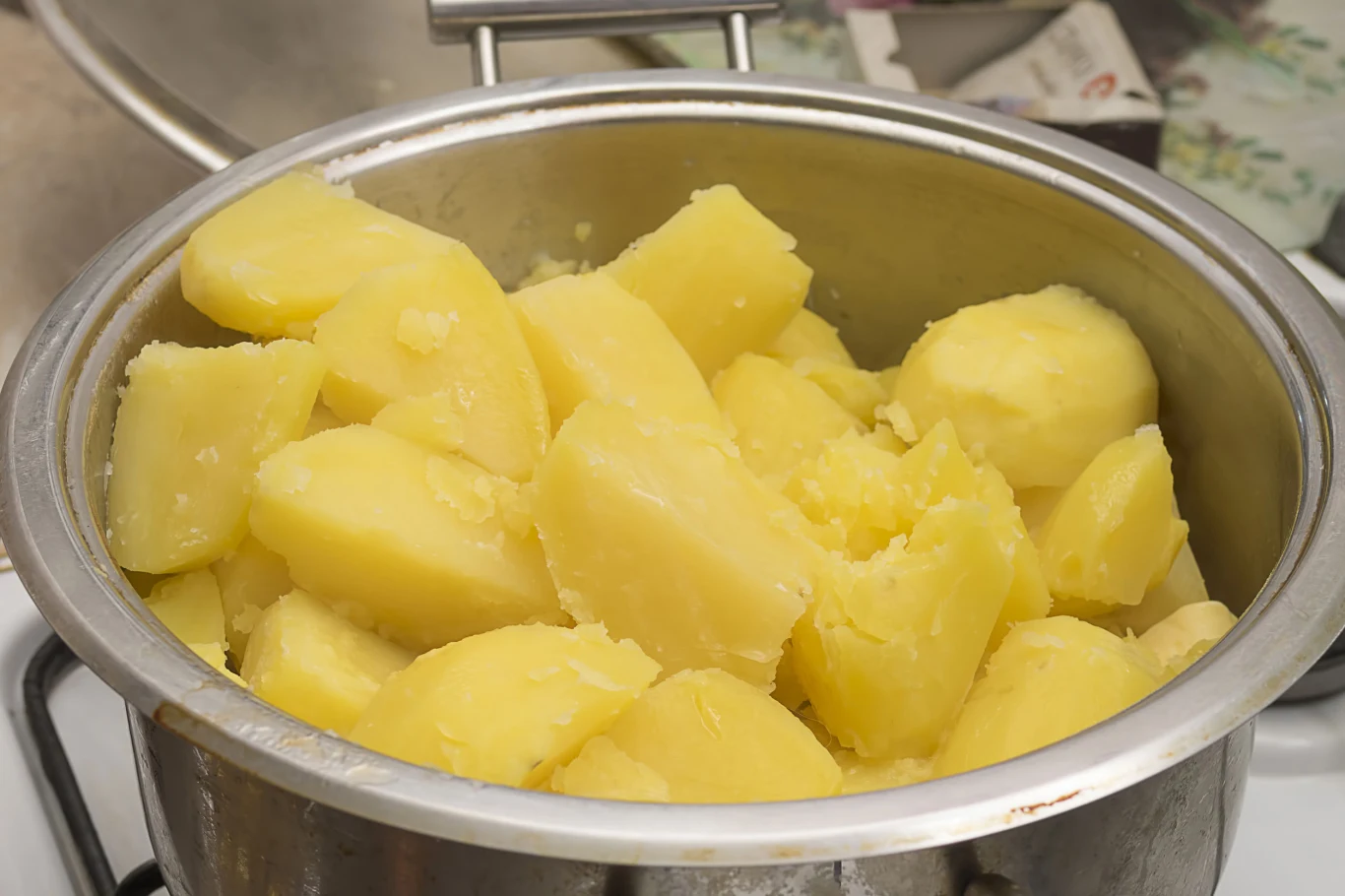 Ugotowane ziemniaki czy makaron po rozmrożeniu nie smakują już tak, jak świeże. Zmienia się ich konsystencja. Ziemniaki robią się suche, a makaron rozmięka. Ugotowane ziemniaki czy makaron po rozmrożeniu nie smakują już tak, jak świeże. Zmienia się ich konsystencja. Ziemniaki robią się suche, a makaron rozmięka.