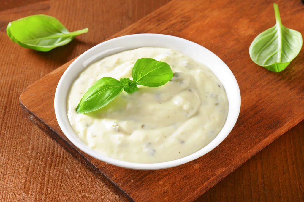 Nie przechowuj w zamrażarce produktów o kremowej konsystencji, takich jak śmietana, budyń, majonez, kremowe i miękkie sery (ricotta, mascarpone czy serek śmietankowy). Bardzo źle tolerują taką formę przechowywania - tracą konsystencję po rozmrożeniu i się rozwarstwiają.