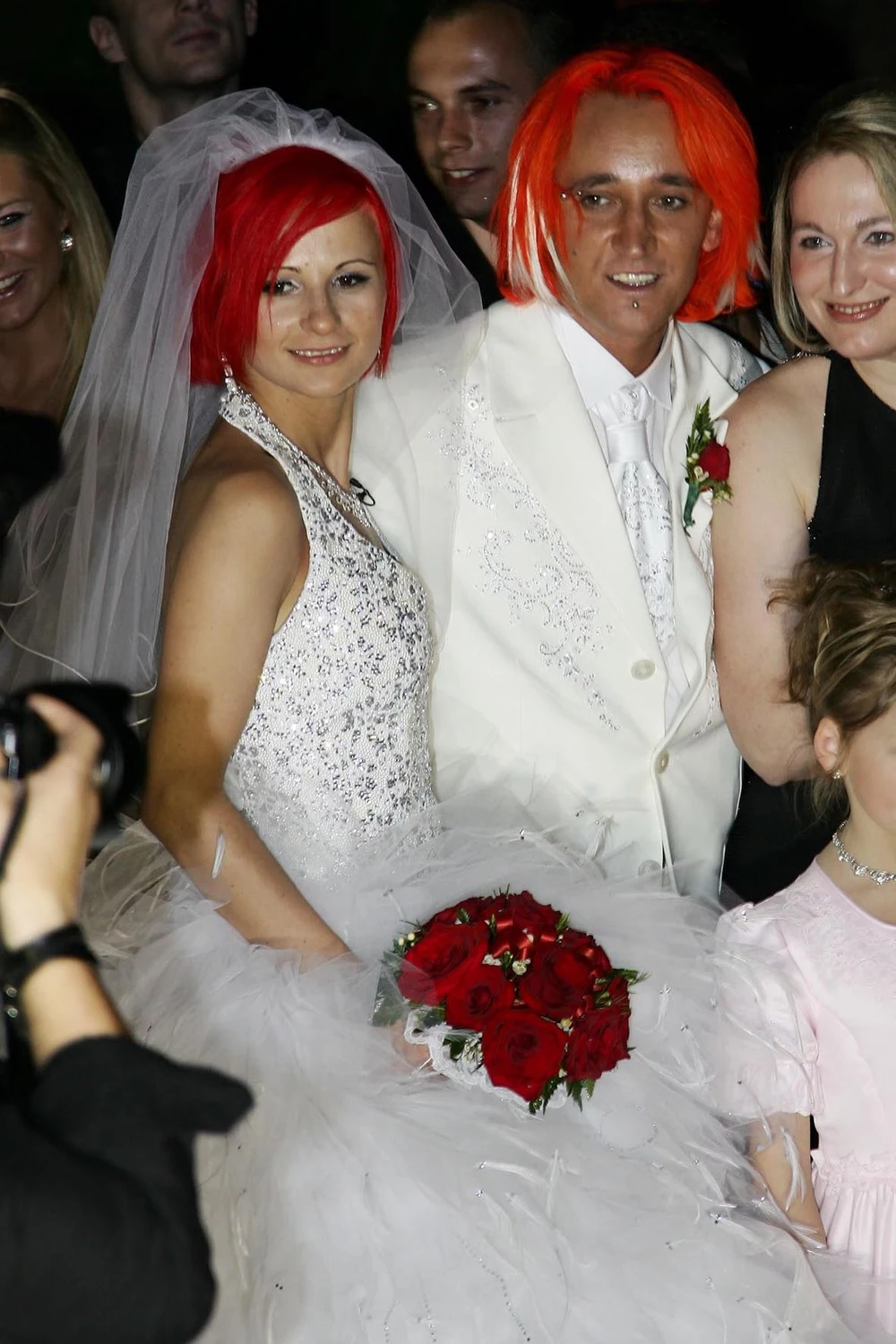 Ania Świątczak w 2003 roku została wokalistką zespołu Ich Troje. Trzy lata później była już trzecią żoną Michała Wiśniewskiego. Z tego związku Michał Wiśniewski ma dwie córki: Etiennette Annę i Vivienne Viennę. W 2011 roku para rozwiodła się. Eks-małżonkowie mają dziś ze sobą poprawne stosunki. Trzy lata temu piosenkarka wystąpiła na jednej scenie z Michałem Wiśniewskim na jubileuszu zespołu Ich Troje. Anna Świątczak, Michał Wiśniewski, fot. Majewski Ania Świątczak w 2003 roku została wokalistką zespołu Ich Troje. Trzy lata później była już trzecią żoną Michała Wiśniewskiego. Z tego związku Michał Wiśniewski ma dwie córki: Etiennette Annę i Vivienne Viennę. W 2011 roku para rozwiodła się. Eks-małżonkowie mają dziś ze sobą poprawne stosunki. Trzy lata temu piosenkarka wystąpiła na jednej scenie z Michałem Wiśniewskim na jubileuszu zespołu Ich Troje. Anna Świątczak, Michał Wiśniewski, fot. Majewski