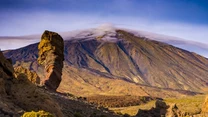 Pico del Teide jest szczytem wulkanicznym na Teneryfie i zarazem stanowi najwyższy szczyt na wyspach atlantyckich. Ostatnia erupcja tego wulkanu nastąpiła w 1798 roku. Okolica, w której usytuowany jest wulkan, umożliwia turystom, między innymi, zakwaterowanie w pobliskim hotelu. Po zdobyciu odpowiedniego zezwolenia można także spróbować swoich sił we wspinaczce na szczyt wulkanu. 