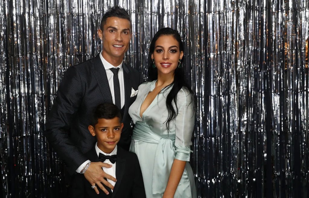 Sytuacja rodzinna piłkarza jest zawiła. Cristiano Ronaldo ma czwórkę dzieci. Najstarszy syn, Cristiano Ronaldo Junior, urodził się w 2010 roku. Chłopiec przyszedł na świat dzięki pomocy surogatki. W 2017 roku Ronaldo został ojcem bliźniaków: syna Mateo i córki Evy. Piłkarz nigdy nie zdradził personaliów matki zastępczej. Tego samego roku jego dziewczyna Georgina Rodriguez urodziła córkę o imieniu Alana Martina. Czy kolejny raz spodziewa się dziecka? Sytuacja rodzinna piłkarza jest zawiła. Cristiano Ronaldo ma czwórkę dzieci. Najstarszy syn, Cristiano Ronaldo Junior, urodził się w 2010 roku. Chłopiec przyszedł na świat dzięki pomocy surogatki. W 2017 roku Ronaldo został ojcem bliźniaków: syna Mateo i córki Evy. Piłkarz nigdy nie zdradził personaliów matki zastępczej. Tego samego roku jego dziewczyna Georgina Rodriguez urodziła córkę o imieniu Alana Martina. Czy kolejny raz spodziewa się dziecka?