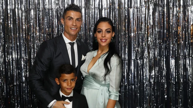 Sytuacja rodzinna piłkarza jest zawiła. Cristiano Ronaldo ma czwórkę dzieci. Najstarszy syn, Cristiano Ronaldo Junior, urodził się w 2010 roku. Chłopiec przyszedł na świat dzięki pomocy surogatki. 

W 2017 roku Ronaldo został ojcem bliźniaków: syna Mateo i córki Evy. Piłkarz nigdy nie zdradził personaliów matki zastępczej. 

Tego samego roku jego dziewczyna Georgina Rodriguez urodziła córkę o imieniu Alana Martina. Czy kolejny raz spodziewa się dziecka?