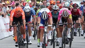 Arnaud Demare (w środku) finiszuje tuż przed Szymonem Sajnokiem