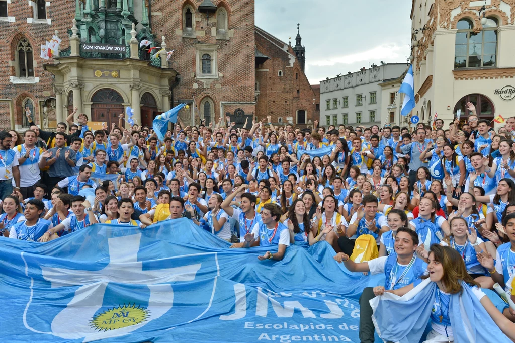 Prawdziwe oblężenie przeżyła wówczas kolej. Z okazji ŚDM uruchomiono blisko 700 dodatkowych pociągów z myślą o pielgrzymach. Prawdziwe oblężenie przeżyła wówczas kolej. Z okazji ŚDM uruchomiono blisko 700 dodatkowych pociągów z myślą o pielgrzymach.