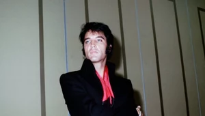 Elvis Presley podczas konferencji prasowej po pierwszym występie w Hotelu International