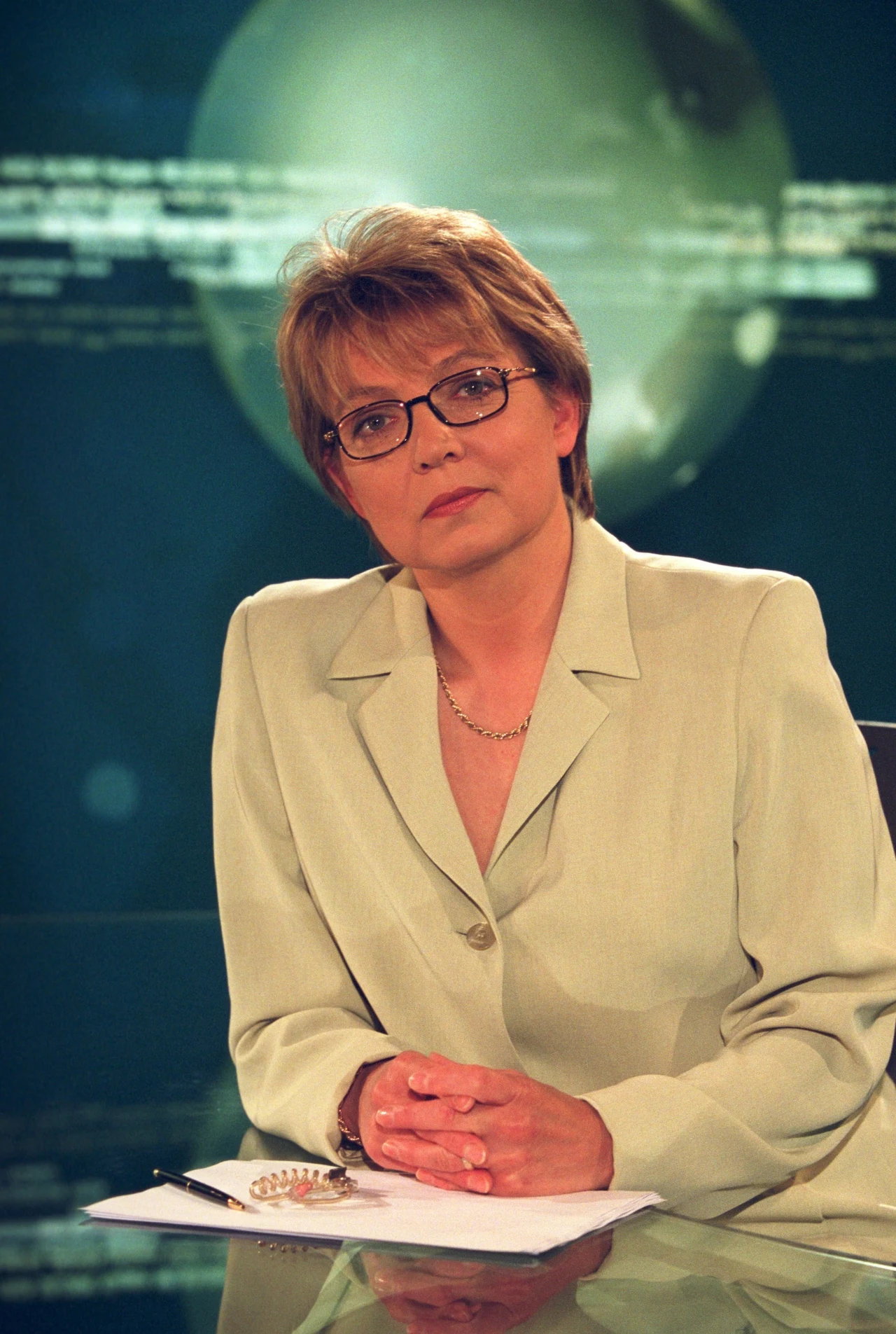 W "Panoramie" w telewizyjnej Dwójce przez piętnaście lat czarowała głosem i zachwycała profesjonalizmem. Kiedy odeszła z TVP, zapowiedziała, że nie zwiąże się z żadną komercyjną stacją. I dotrzymała słowa. Co wybory, do popularnych lektorów ustawia się kolejka partii politycznych. "Ja konsekwentnie odmawiam, bo uważam, że powinnam być niezależna i przejrzysta. Podkładanie głosu pod polityczne rzeczy, nie wchodzi w grę" - wyznała w jednym z wywiadów Krystyna Czubówna.