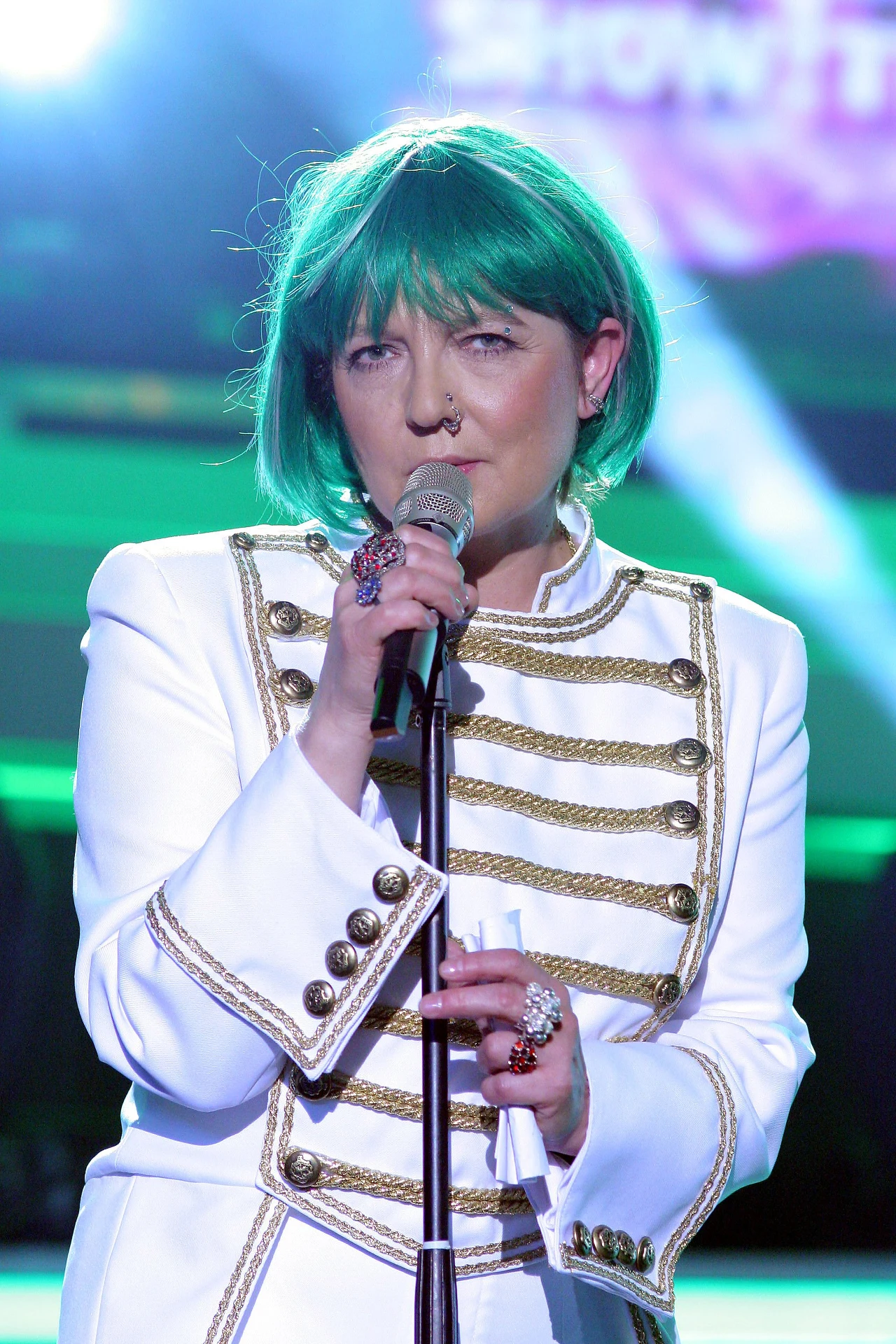 Czubówna w jednym z wywiadów powiedziała, że kobiety w zawodzie spikera są dyskryminowane, bo nie czytają list dialogowych filmów fabularnych. "Nie wiedzieć czemu tak jest... Ja mam kartę mikrofonową od 40 lat i wciąż nie czytam filmów fabularnych. Natomiast filmy dokumentalne, które dostaję do czytania to są rzeczy bardzo wartościowe. A jeśli chodzi o filmy przyrodnicze, zawsze uważałam, że one mnie w jakiś sposób cywilizują, bo gdybyśmy respektowali prawa natury, może bylibyśmy lepszymi ludźmi" - przyznała Czubówna.
Zdjęcie: W 2006 roku Krystyna Czubówna wzięła udział w programie rozrywkowym "Show! Time".
