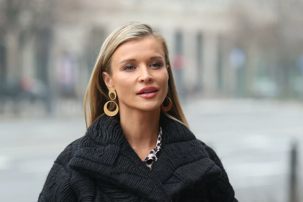 Joanna Krupa pod studiem TVN w Warszawie 