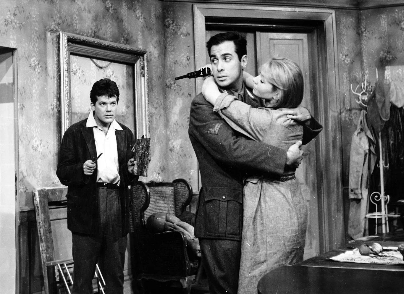 W 1967 roku na przyjęciu zorganizowanym po premierze spektaklu "Po upadku" Elżbieta Czyżewska poznała korespondenta gazety "New York Times" Davida Halberstama. Para wzięła ślub, a w 1967 roku po artykule krytykującym Władysława Gomułkę, ówczesne władze zażądały, aby dziennikarz opuścił Polskę. Halberstam i Czyżewska przenieśli się do Nowego Jorku.

Na zdjęciu: Zbigniew Cybulski, Elżbieta Czyżewska i Antonio Cifariello w filmie "Giuseppe w Warszawie"