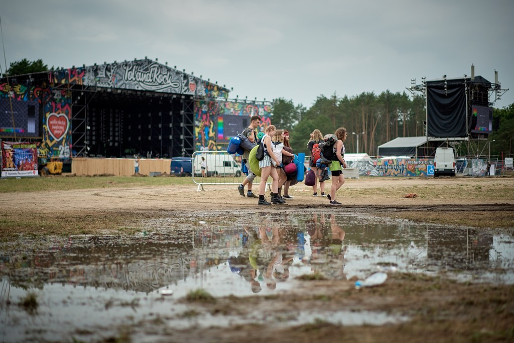 Błotne kałuże przed główną sceną Pol'and'Rock Festival