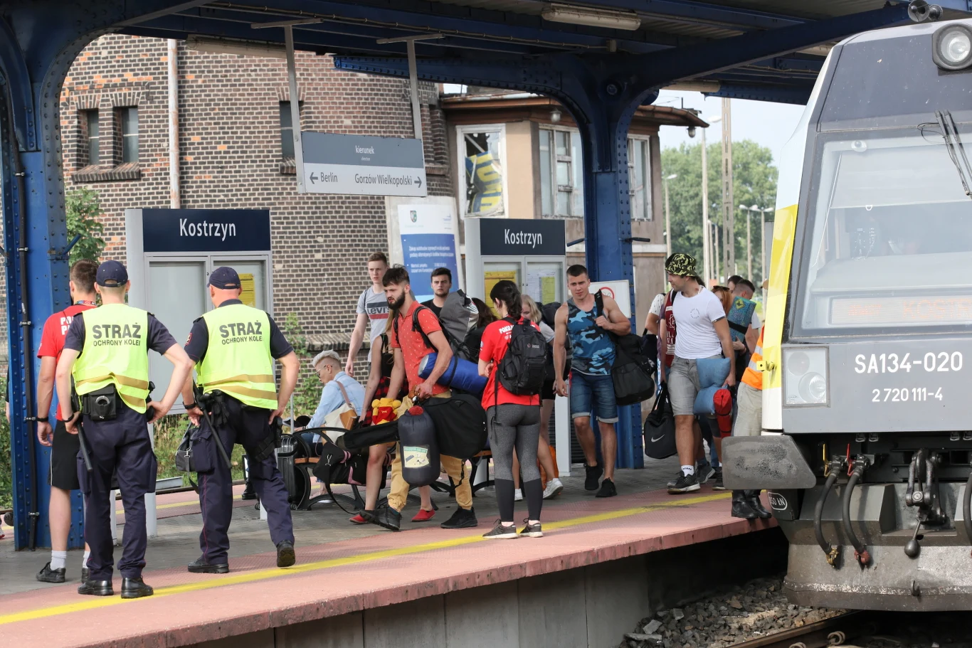 Uczestnicy Pol'and'Rock Festival dojeżdżają do Kostrzyna nad Odrą