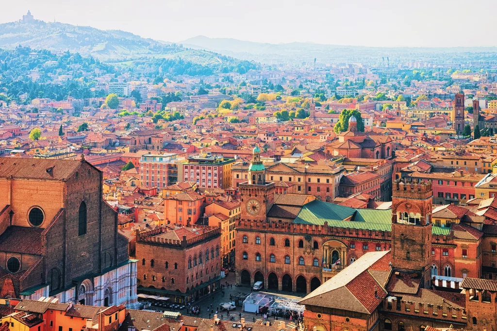 Bolonia - Piazza Maggiore - ścisłe centrum średniowiecznego miasta zamyka Palazzo Re Enzo, datowany na XIII wiek.